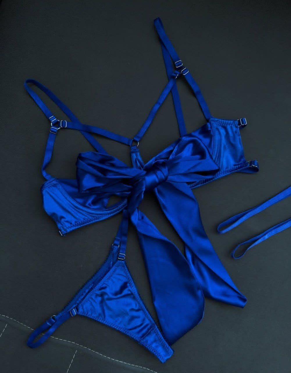 ست فانتزی کاپ بازشو پاپیونی همراه ران بند رنگ آبی کاربنی